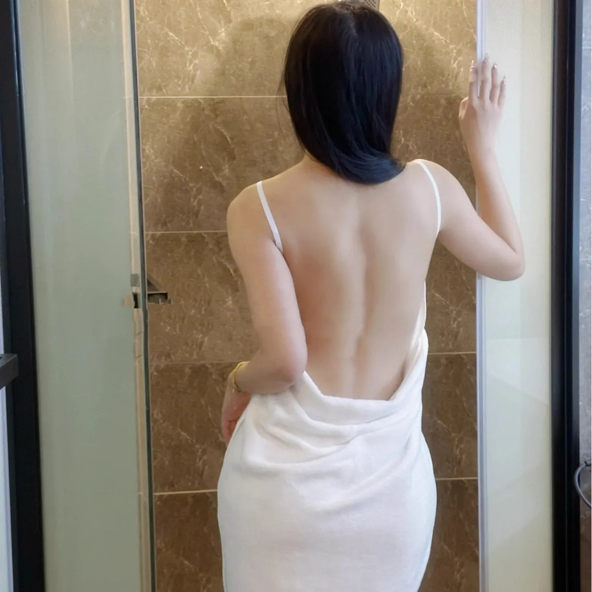 No-Slip Lounge Sling Bath Towel (40% Off)