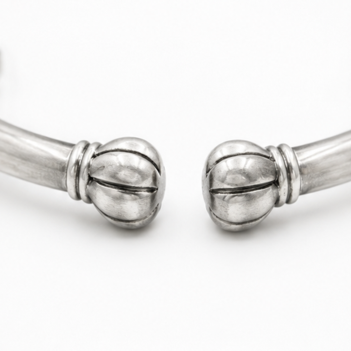 Florelle – Vintage Floral Silver Bangle with Open Cuff