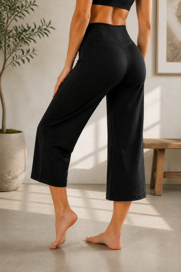 Curveluxe – Rear-Seam Straight-Leg Cropped Pants