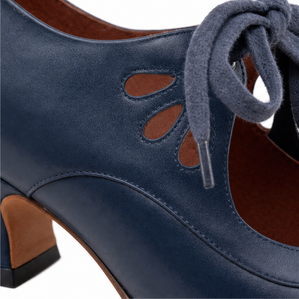 Lacevelle – Lace-Up Vintage Block Heel Pumps