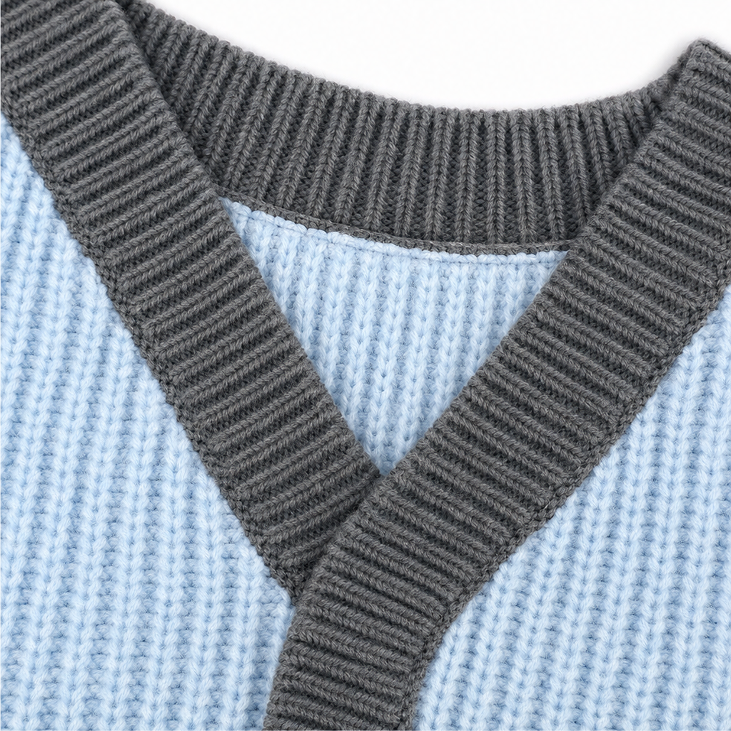 Vellora – Contrast-Trim Button-Detail V-Neck Sweater