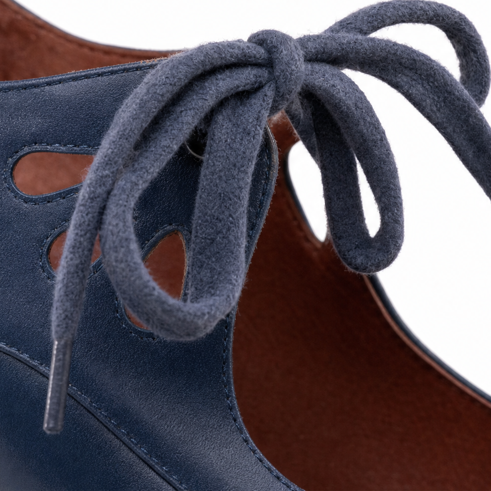 Lacevelle – Lace-Up Vintage Block Heel Pumps