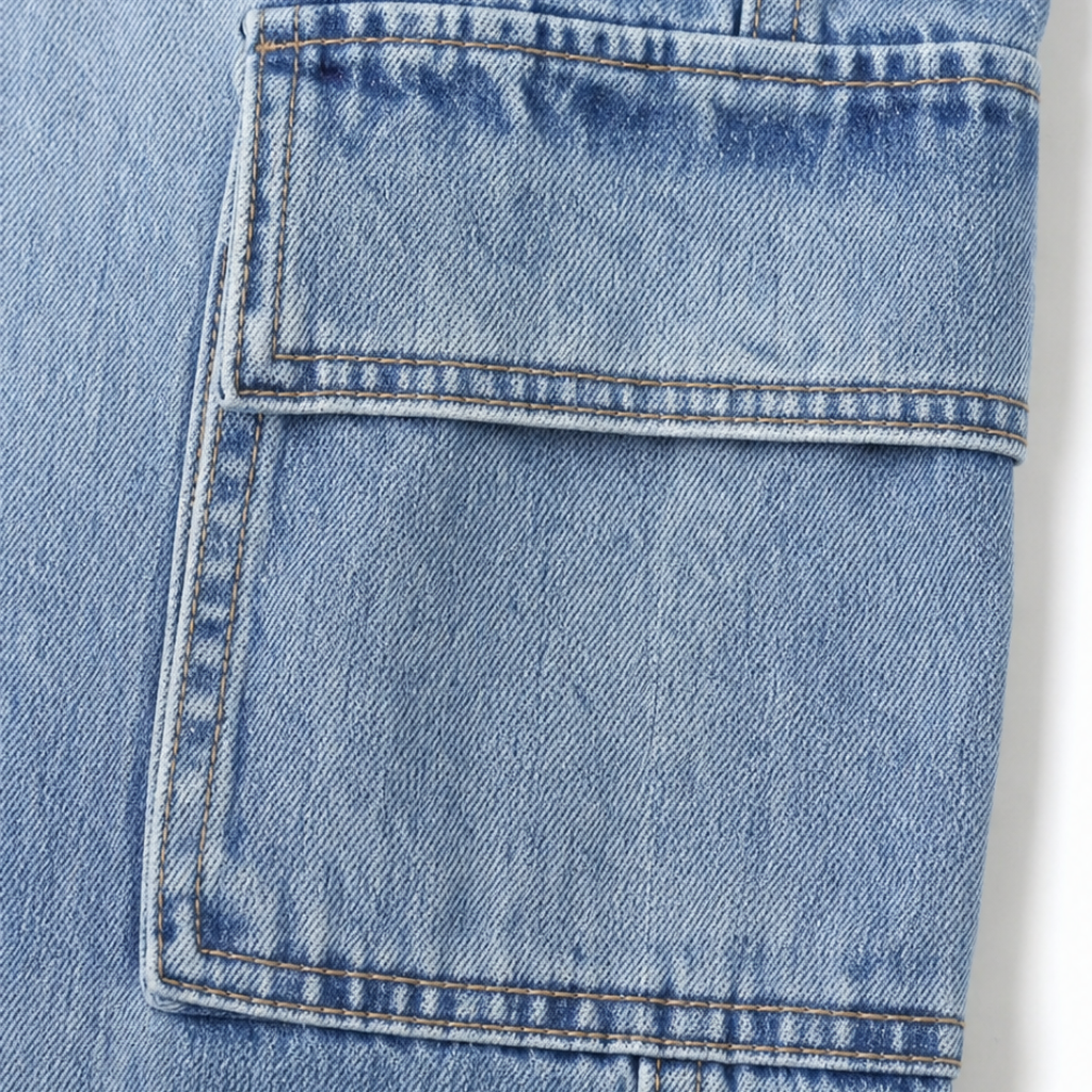 Ease & Grace – Light-Wash Baggy Cargo Jeans