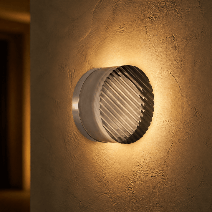 Lumara – Sculpted Dimmable Wall Sconce Gray silver / Ripple