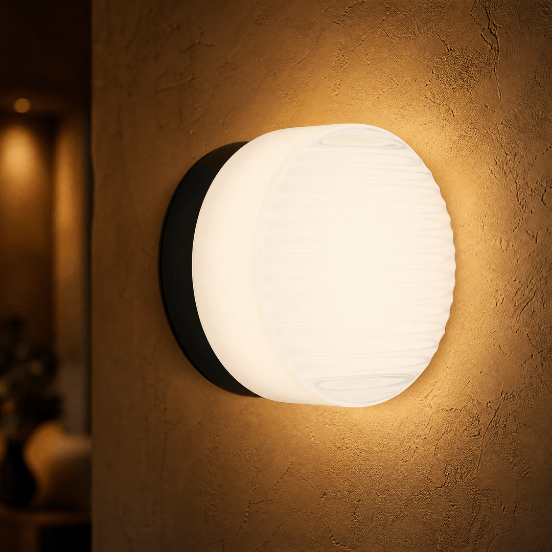 Lumara – Sculpted Dimmable Wall Sconce White black / Ripple