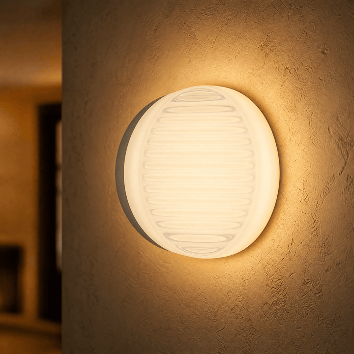 Lumara – Sculpted Dimmable Wall Sconce White silver / Ripple
