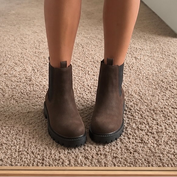Everstride – Brown Chelsea Ankle Boots