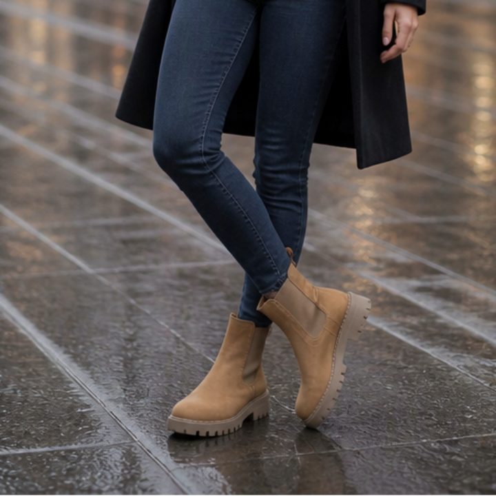 Traqora – Wide-Fit Stretch-Panel Chelsea Boots